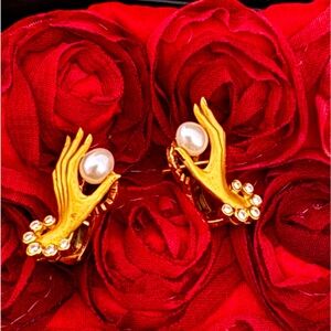 Carrera y Carrera exquisite diamond cuffed Hands hold a Pearl 18K Gold Earrings